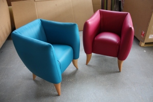 SWANN MAROUA fauteuils pieds bois rose et bleu (6)
